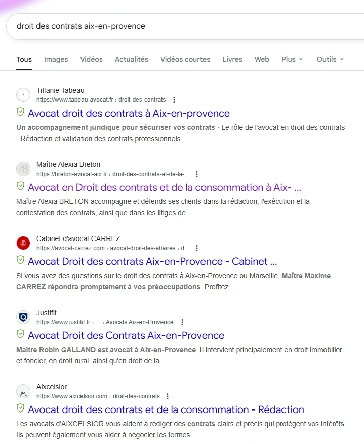 Capture d'écran d'une recherche "Droit des contrats" sur le moteur de recherche Google pour démontrer les résultats du référencement naturel